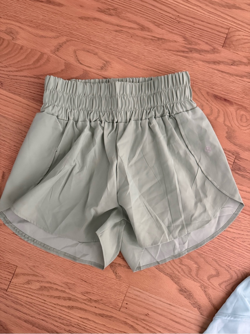 πLululemon 5-Piece Activewear Bundle | Align Leggings, Flutter Shorts & Tank - Picture 6 of 9